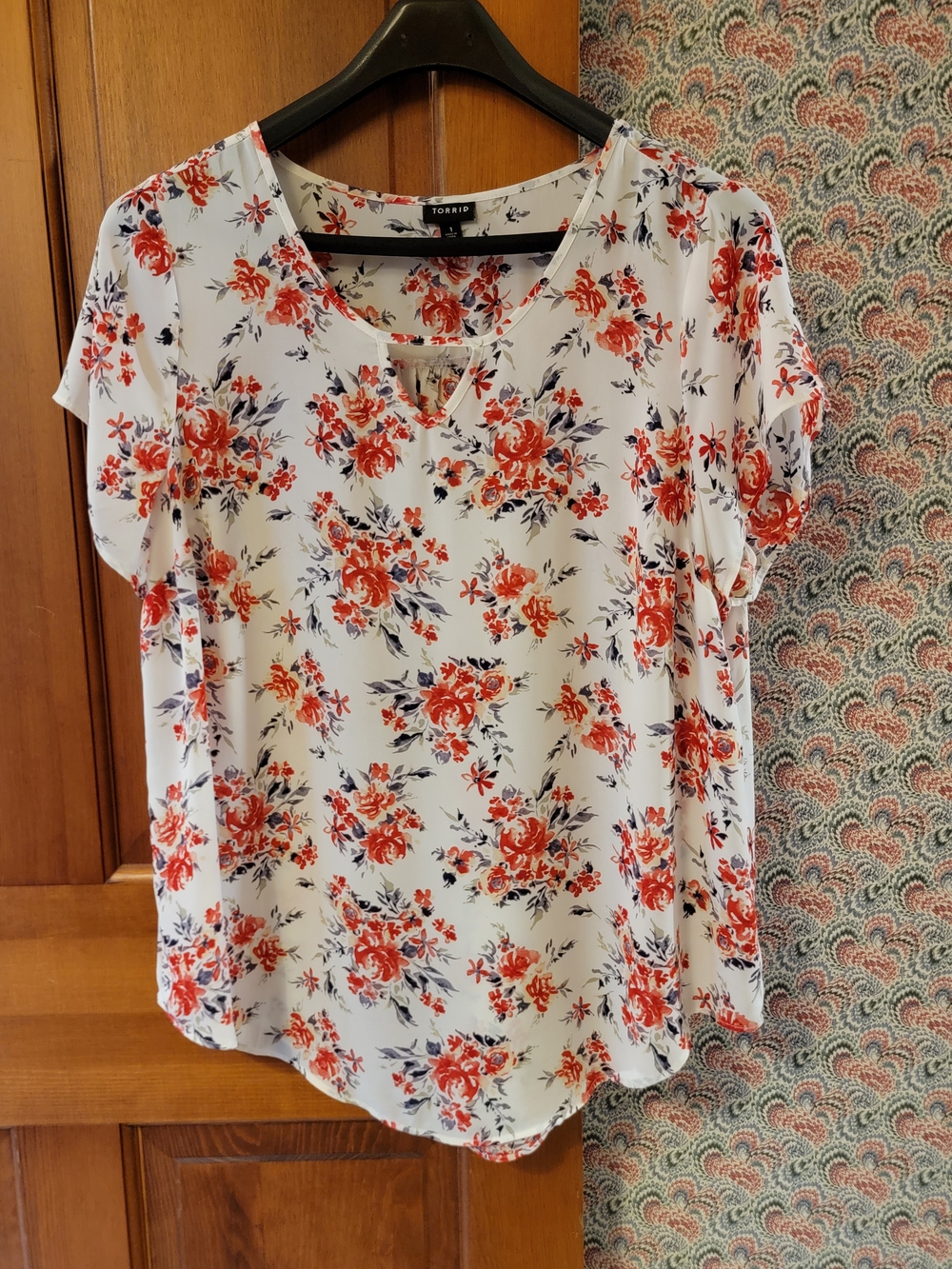 Torrid Size 1 Plus White Red Floral Georgette Keyhole Blouse Short Sleeve